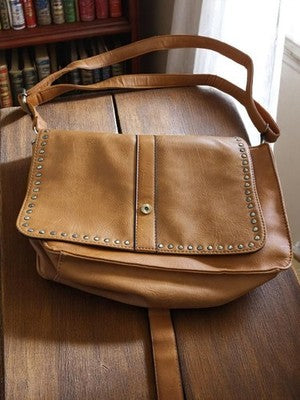 Sac bandoulière vintage femme cuir camel à clous style besace rétro