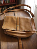Sac bandoulière vintage femme cuir camel à clous style besace rétro
