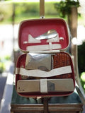 Trousse de toilette homme vintage rouge, accessoires bakélite, valise rasage rét
