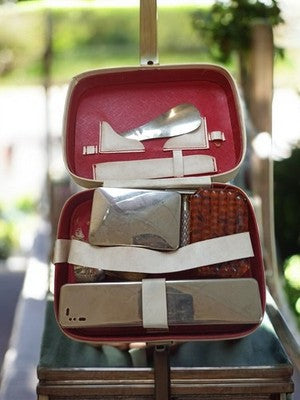 Trousse de toilette homme vintage rouge, accessoires bakélite, valise rasage rét