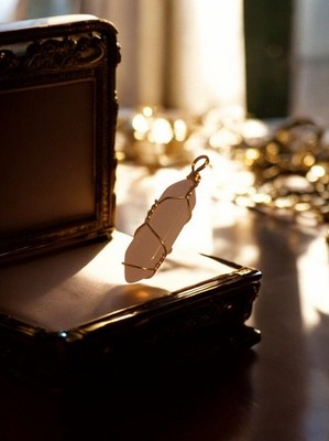 Pendentif pierre naturelle fil doré style élégant mystérieux marque Inconnu