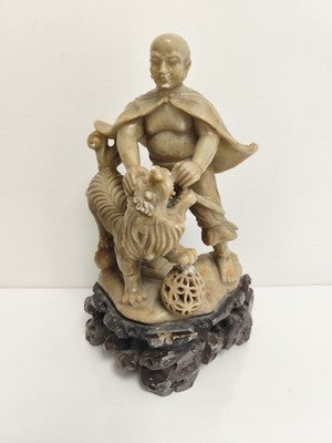 Sculpture ancienne chinoise pierre de lard moine et lion sur socle