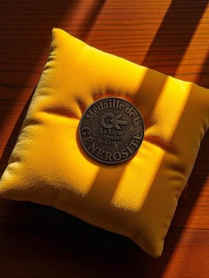 Médaille de la Générosité La Ligue contre le Cancer vintage métal décor