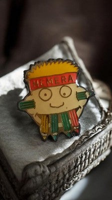 Pin's vintage Hemera mascotte colorée, badge émaillé rare années 90