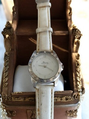 Montre femme vintage Secret Dreams cadran blanc à restaurer, bracelet clair