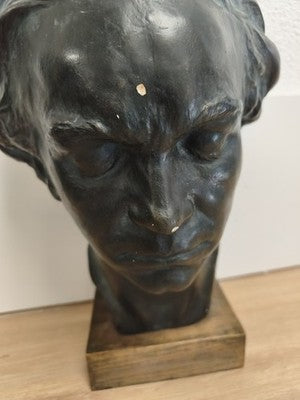 Ancien très grand buste de Beethoven, plâtre patiné noir, socle en bois