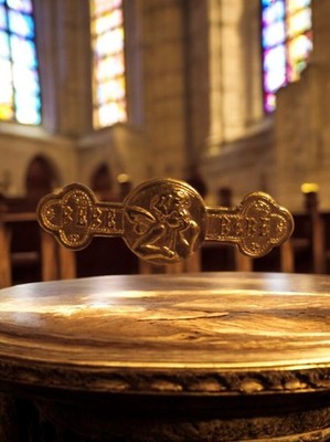 Broche de baptême ange chérubin XIXe, finition plaquée or décor église