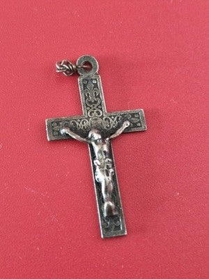 Ancien pendentif croix catholique vintage, décor gravé, Christ en relief