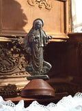 Statuette Vierge Marie Médjugorje vintage, finition patinée, base marron