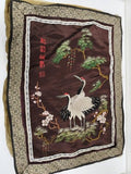 Broderie chinoise ancienne en soie, fond brun, grues, pins et bordure brocart