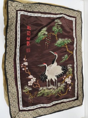 Broderie chinoise ancienne en soie, fond brun, grues, pins et bordure brocart