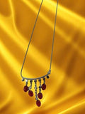 Collier vintage à breloques métal argenté et perles rouges fantaisie rétro