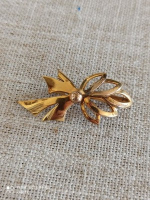 Broche vintage ruban plaqué or jaune, bijou rétro élégant, accessoire femme
