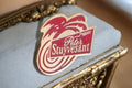 Pin's vintage Peter Stuyvesant rouge doré rétro accessoire publicitaire