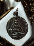 Médaille religieuse ancienne Notre-Dame de St Germain, aspect métal sombre, piét