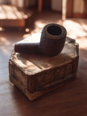 Pipe ancienne bruyère rustiquée, teinte brune, vintage, marque non identifiée