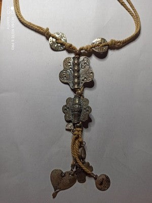 Collier ancien Tibet breloques pendentifs style ethnique corde torsadée