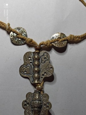 Collier ancien Tibet breloques pendentifs style ethnique corde torsadée