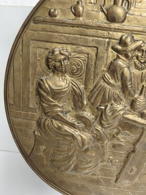 Grande plaque murale ancienne décorative laiton scène de taverne signée relief