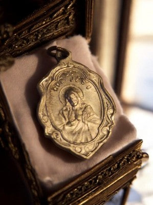 Médaille religieuse vintage métal doré Cœur de Jésus ancien pendentif