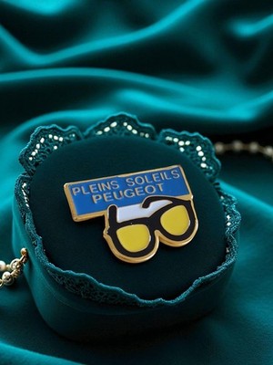 Pin's émaillé Peugeot Pleins Soleils vintage rétro pub auto accessoire