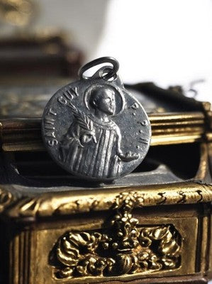 Médaille religieuse Saint Guy vintage métal ancien pendentif catholique