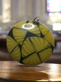 Pendentif rond vintage années 70 motif graphique jaune noir style ancien