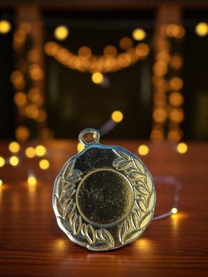 Alte versilberte Medaille mit Lorbeerkranzdekor im Vintage-Stil – Sammlerstück