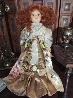 Poupée ancienne porcelaine rousse robe satinée fleurs vintage rétro déco