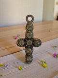 Pendentif croix vintage métal années 50, style brut ancien rétro