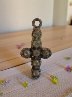 Pendentif croix vintage métal années 50, style brut ancien rétro