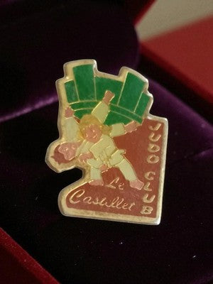 Pin's ancien Judo Club Le Castillet émaillé badge vintage sport