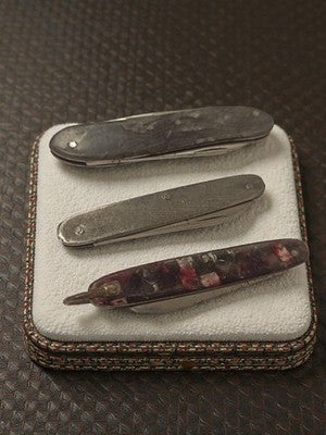 Lot 3 couteaux pliants anciens vintage années 70, aspect métal et nacré rétro
