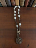 Bracelet chapelet rétro perles fantaisie blanches médaille religieuse ancien