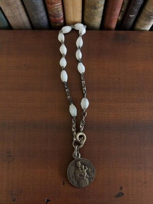 Bracelet chapelet rétro perles fantaisie blanches médaille religieuse ancien