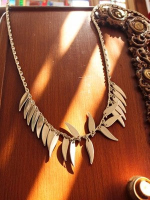 Collier vintage Agatha Paris feuilles dorées rétro chic, bijou fantaisie élégant