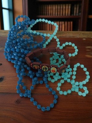 Lot 3 colliers religieux fantaisie vintage, perles bleues, bracelet bois image p