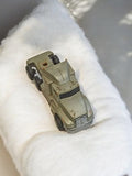Camion miniature ancien rétro gris, véhicule de collection vintage