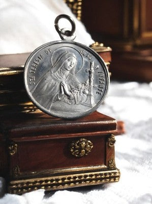 Médaille religieuse Sainte Thérèse de Jésus Infante – aspect argenté catholique