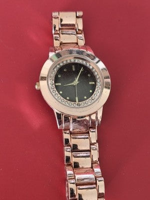 Montre ancienne femme rétro sans marque, style vintage, accessoire collection
