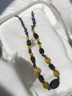 Collier vintage perles facettées jaunes et éclats bleus, bijou fantaisie ancien
