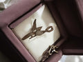 Pendentif vintage signé Stéphanie Séries, bijou rétro en métal, forme ciseaux