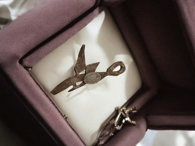 Pendentif vintage signé Stéphanie Séries, bijou rétro en métal, forme ciseaux