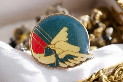 Pin's Gauloises vintage émail, motif ailé, France, rare, badge ancien