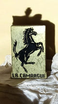 Pin's vintage LA CAMARGUE cheval cabré, plaque rectangulaire, rare ancien