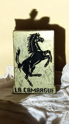 Pin's vintage LA CAMARGUE cheval cabré, plaque rectangulaire, rare ancien