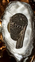 Pin's rétro 1992 finition métallique broche vintage épinglette année 90