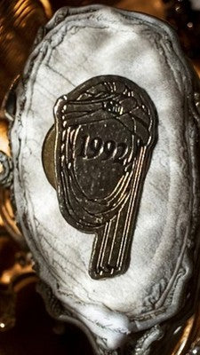 Pin's rétro 1992 finition métallique broche vintage épinglette année 90