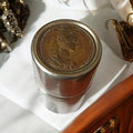Boîte cylindrique médaillon Maria Anna Augusta, aspect métallique, pièce histori