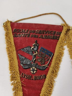 Lot de 2 fanions militaires anciens, satin frangé, Lyon-Bron Pacifique